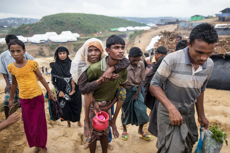Bangladesh: Rohingya refugees and locals help newcomers in need