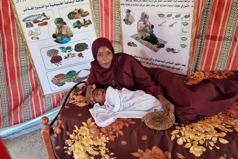 A woman with her baby at the Baldo IDP gathering site in Gedaref, Sudan. 4 October 2023